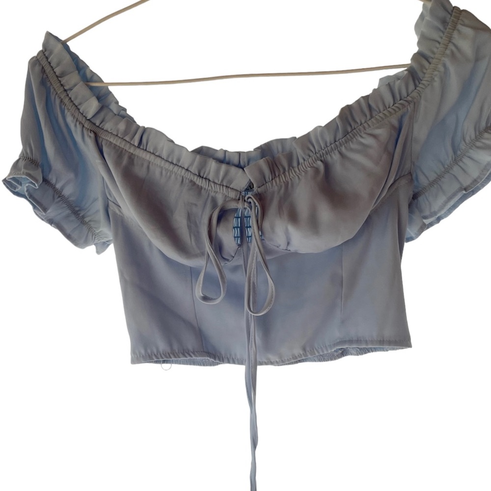 BLUE TOP BLOUSE SHORT LENGTH
SHORT SLEEVES 
STRING TIE 
SWEETHEART NECKLINE